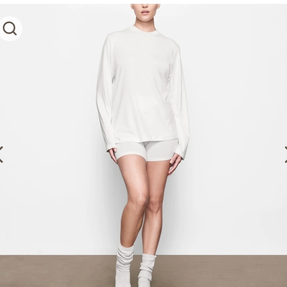 Skims BOYFRIEND LONG SLEEVE T-SHIRT - Picture 2 of 7